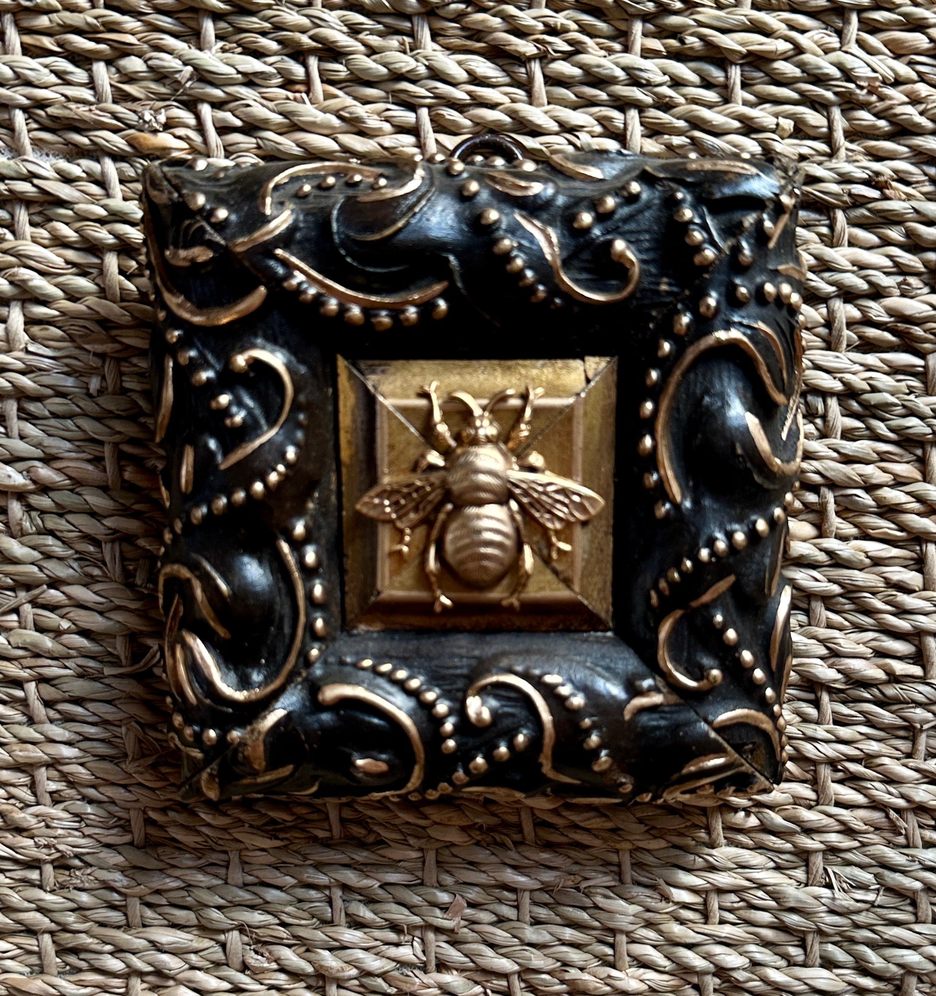 Museum Bee, Painted Frame with Grande Bee