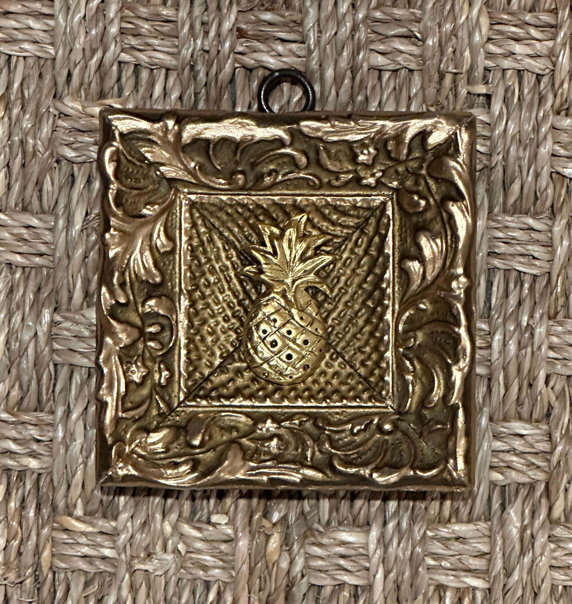 Museum Bee, Gilt Frame with Pineapple
