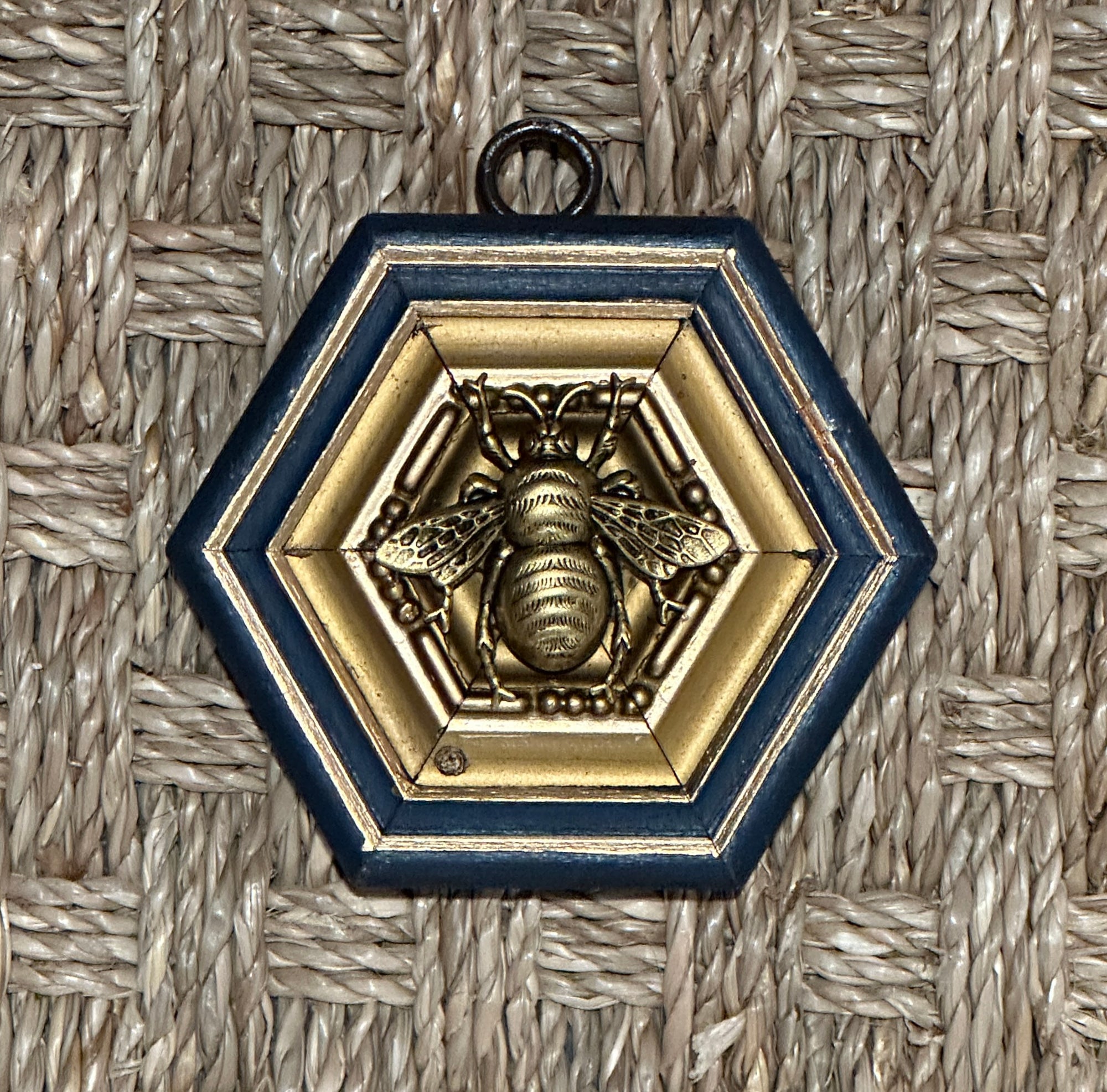 Museum Bee, Painted Frame with Grande Bee
