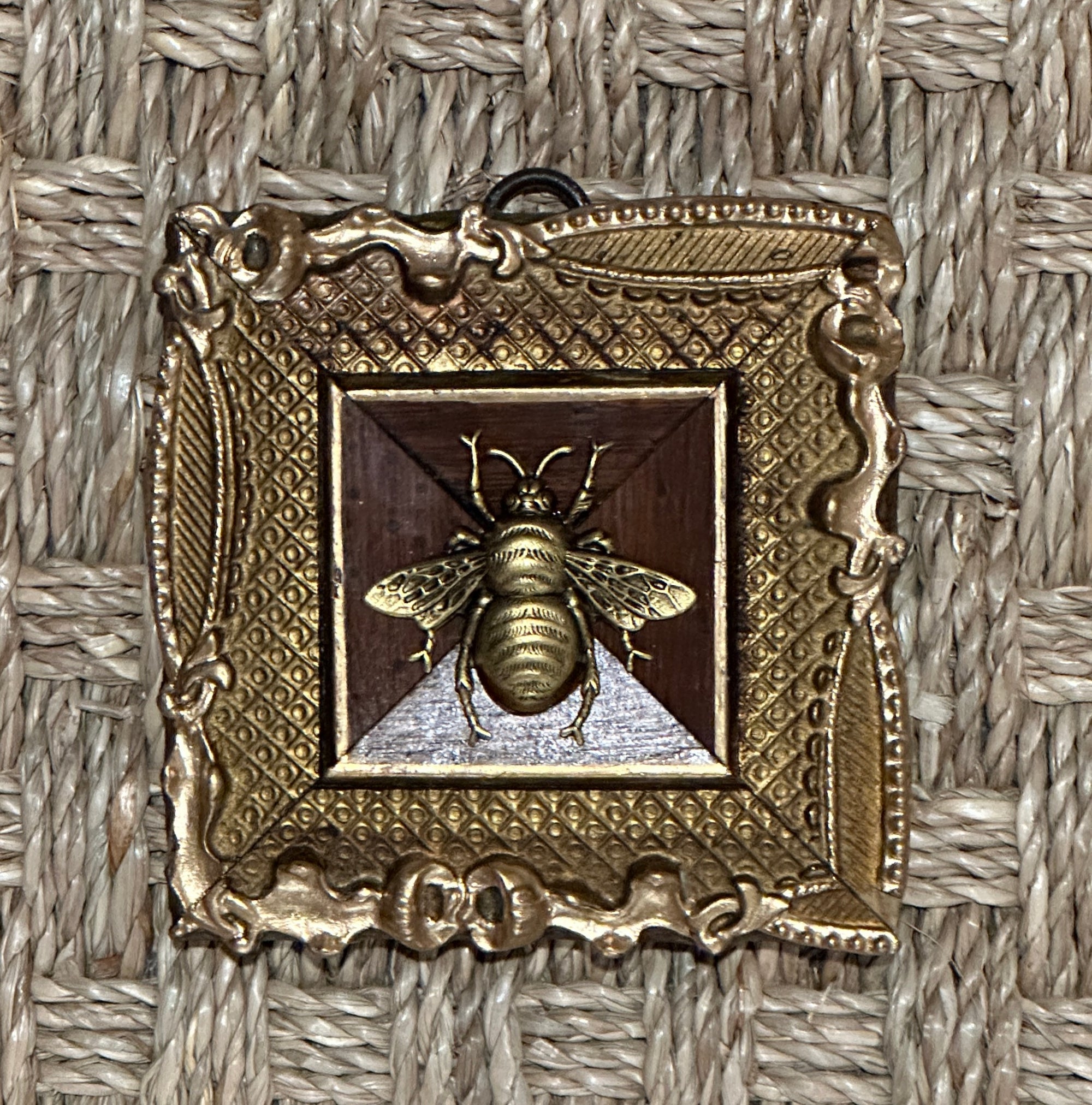Museum Bee, Gilt Frame with Grande Bee