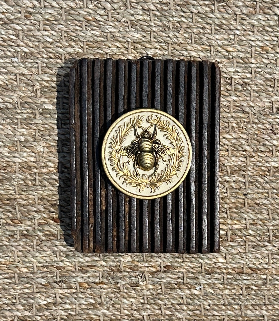 Museum Bee, Wooden Block Frame with Grande Bee on Compact