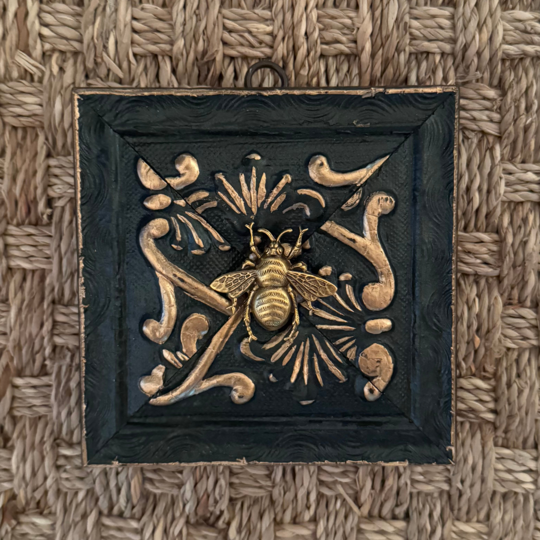 Museum Bee, Painted Frame with Grande Bee